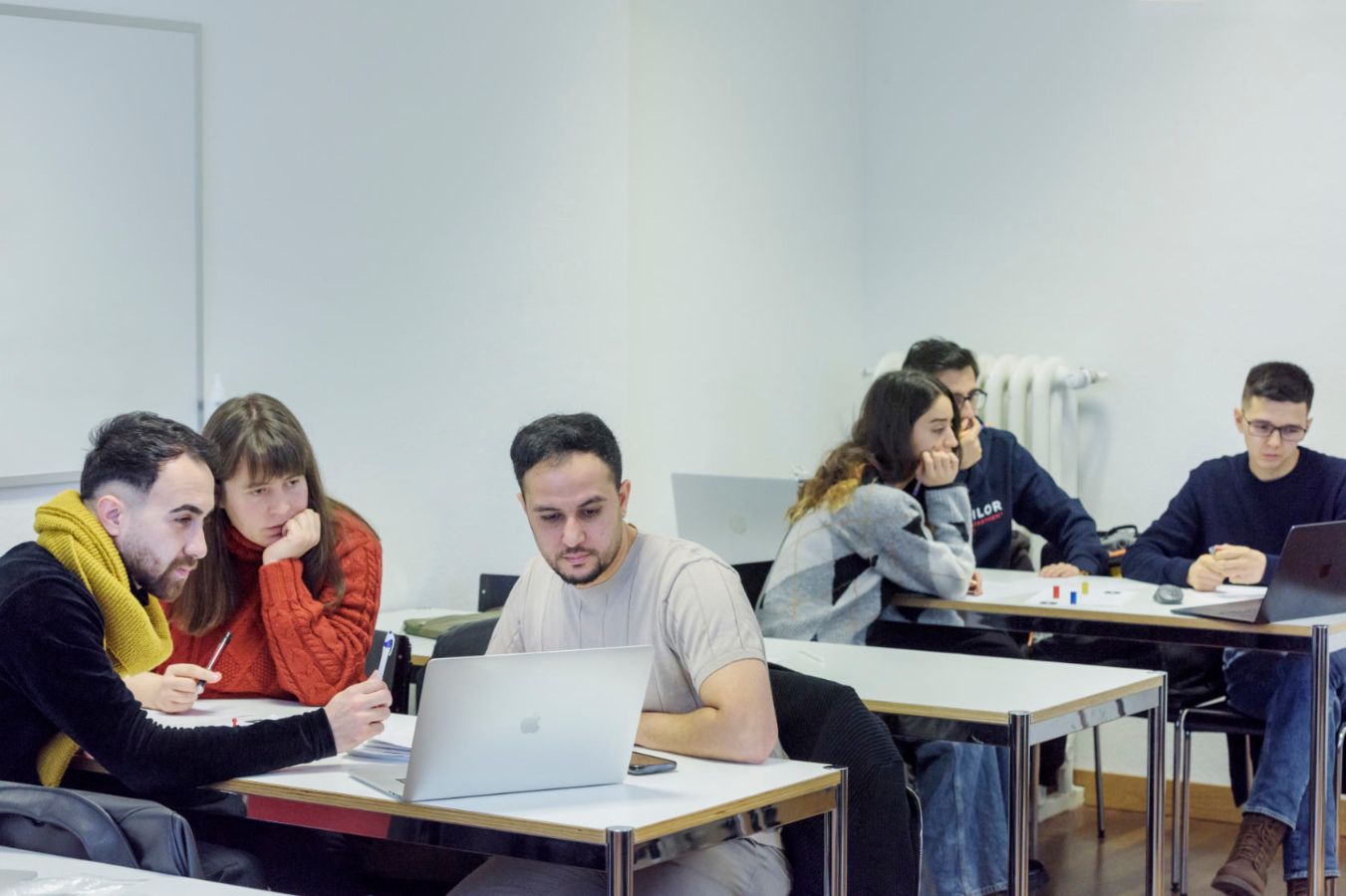 The Explore program offers participants guidance and support. With its information on university admission and financing, it opens a window to the future for them and creates a motivating environment in which they can flourish. (Images: Markus Forte)